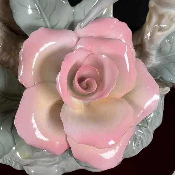 ๐SOLD๐ Vintage Fluttering HUMMINGBIRDS Ceramic Music Box Plays "Close to you" - Picture 6 of 17